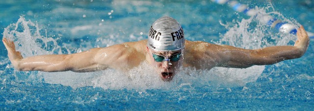 Ein Albatros aus Freiburg: Toni Pinkes...schumt mit krftigem Delphinarmzug.    | Foto: patrick seeger