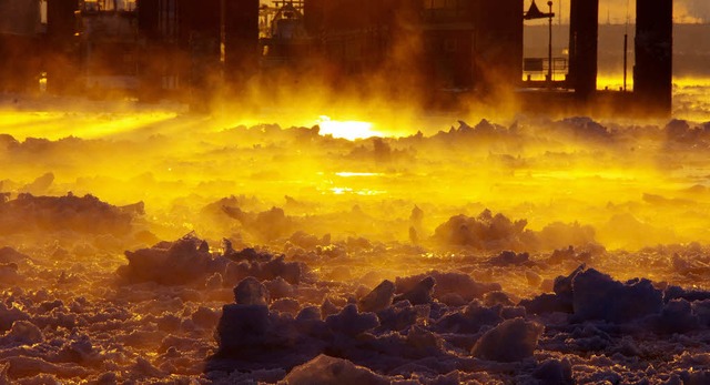 Der Winter kann sich dieser Tage auch ...n Eisschollen  beim Sonnenaufgang auf.  | Foto: dpa