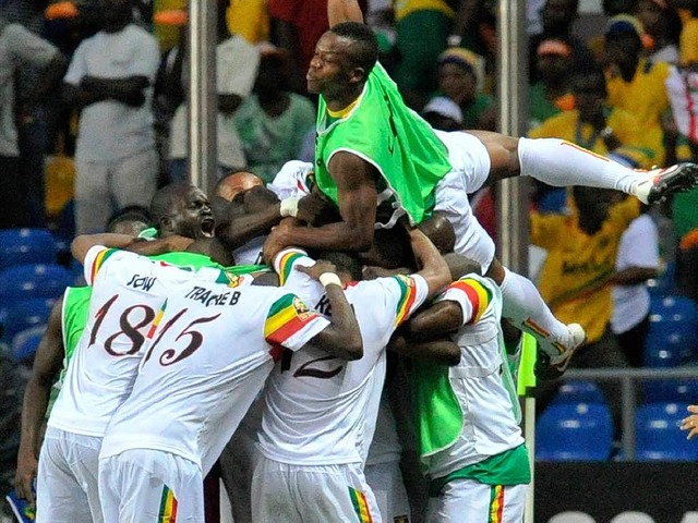 Die Spieler aus Mali freuen sich ber den Einzug ins  Halbfinale.    | Foto: afp