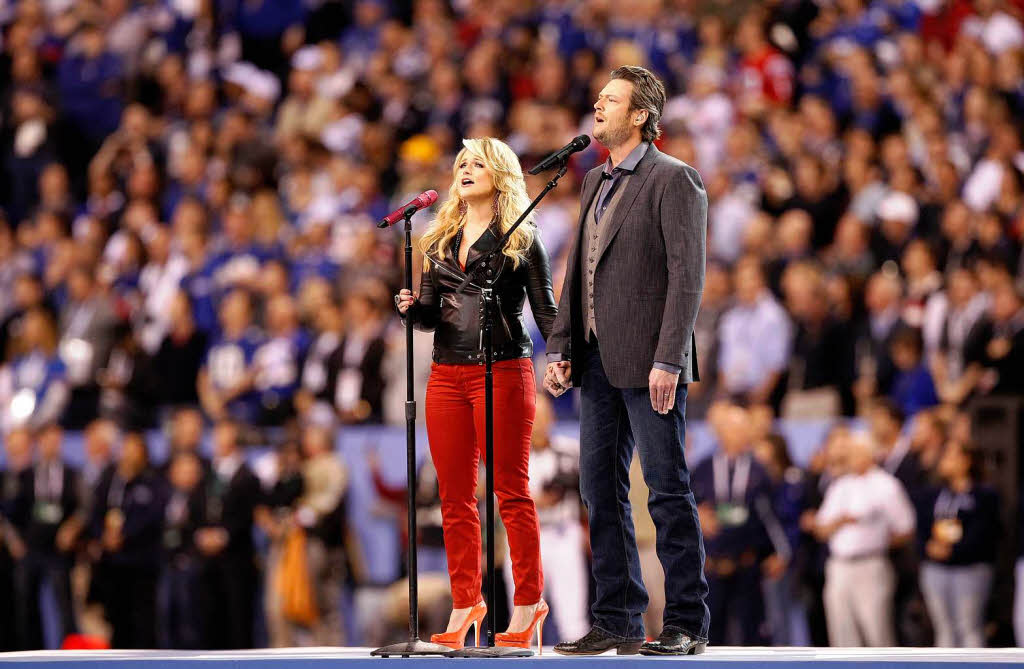 Miranda Lambert und Blake Shelton bei der Nationalhymne