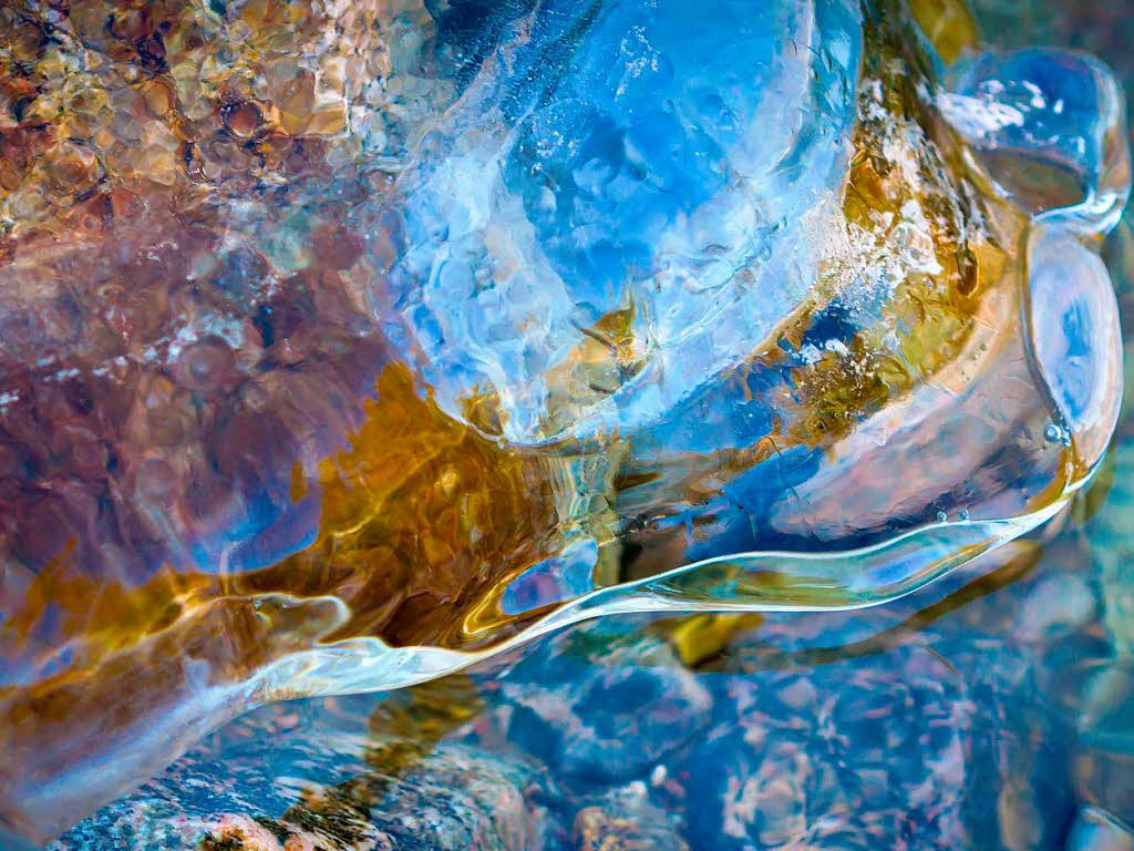 Eisgebilde an der Dreisam in Freiburg