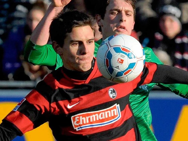 Johannes Flum kmpft mit Zlatko Junuzovic von Werder Bremen um den Ball.  | Foto: dpa