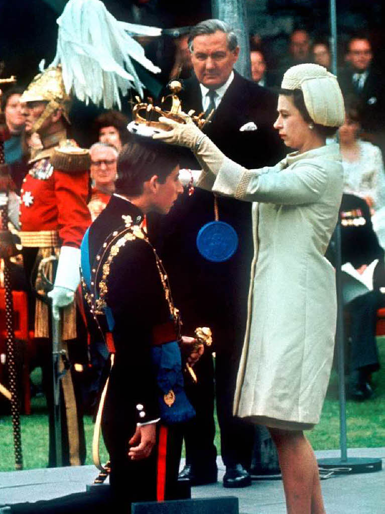 Elizabeth mit Prinz Charles: Der lteste Sohn der britischen Knigin und Thronfolger wurde 1969  zum Prinzen von Wales gekrnt