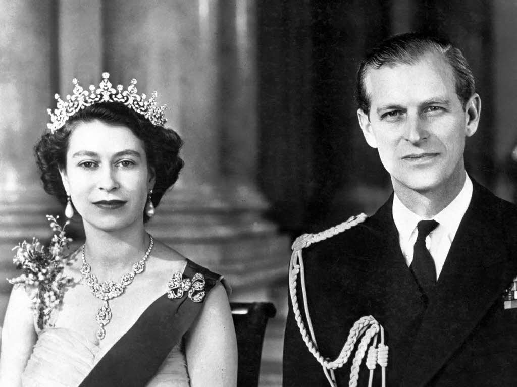 1954: Queen Elizabeth II. posiert mit ihrem Ehemann Prinz Philip, dem Duke of Edinburgh, im Buckingham Palast in London