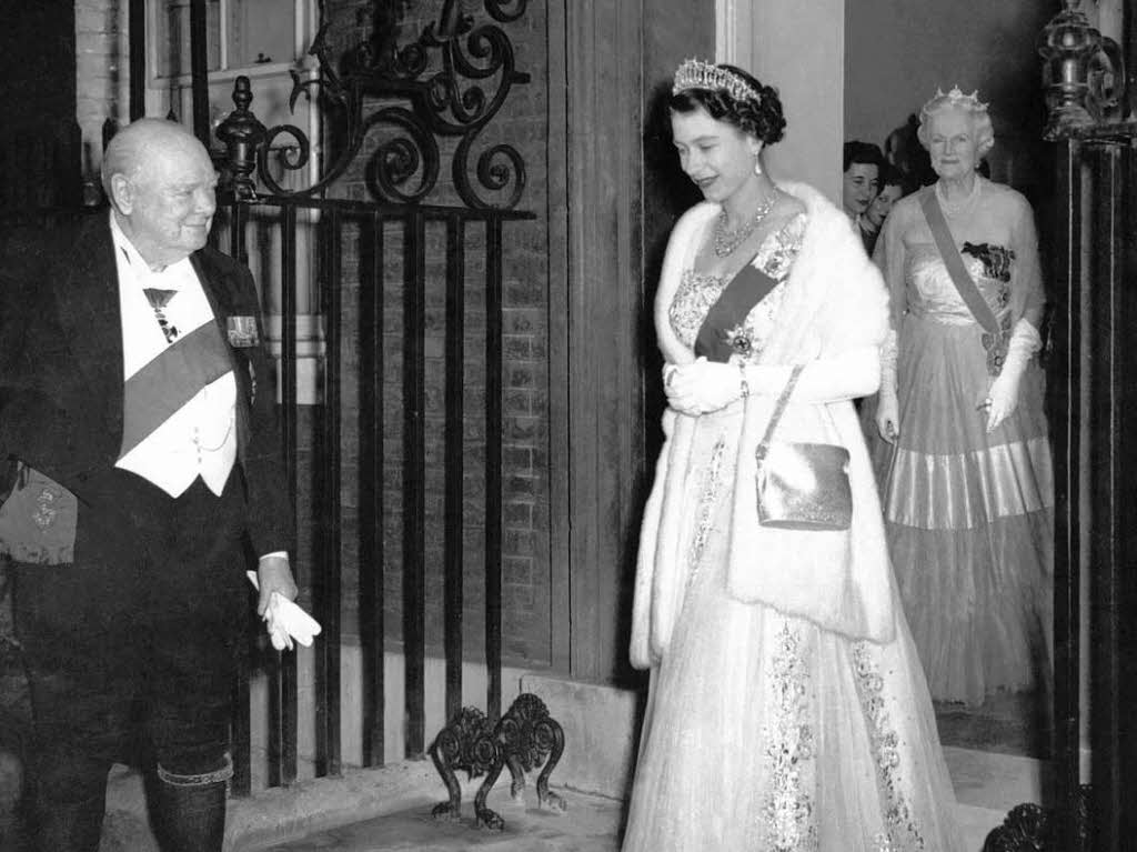 Elizabeth mit dem britischen Premierminister Winston Churchill 1955. Whrend ihrer Amtszeit sah die Queen 12 verschiedene Premierminister kommen und gehen