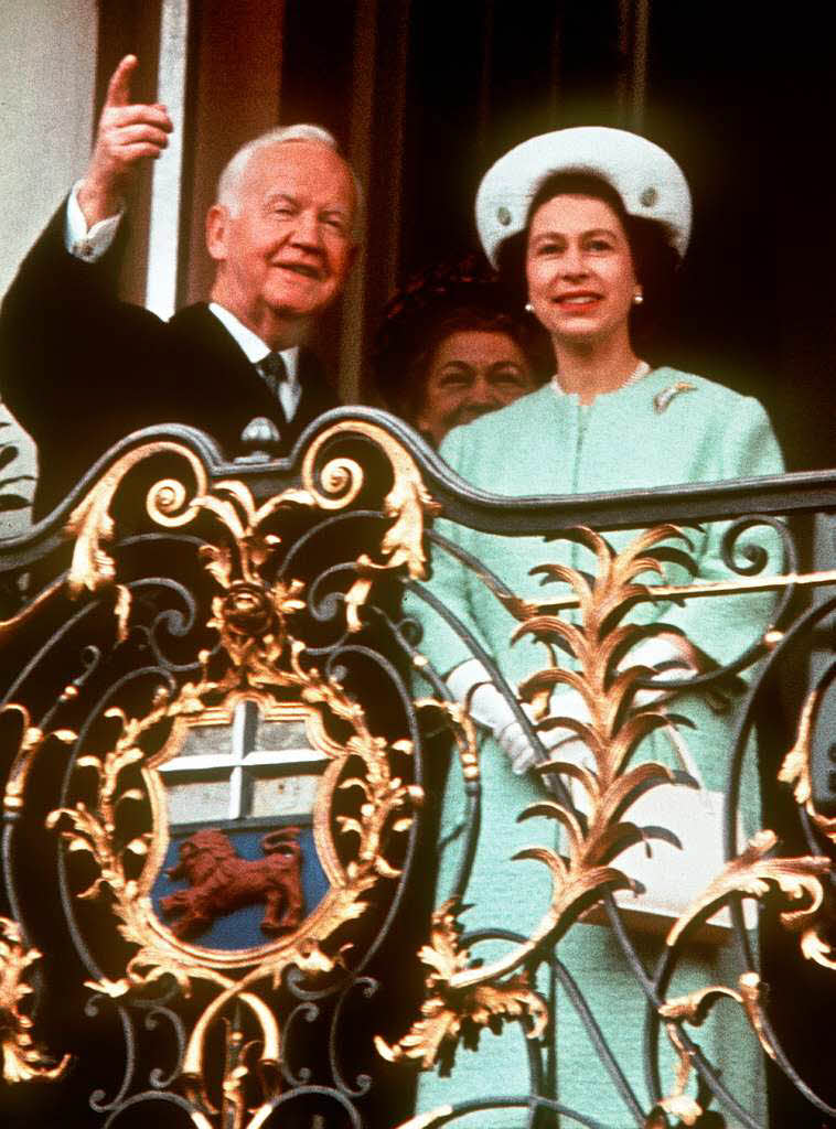 Elizabeth und der damalige Bundesprsident Heinrich Lbke auf dem Balkon des Bonner Rathauses whrend  Deutschland-Besuchs im Mai 1965