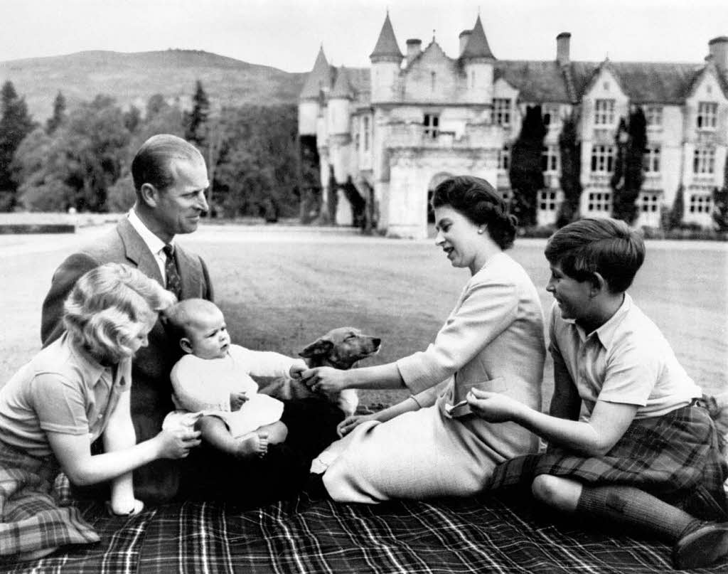 Elizabeth und Philip mit ihren Kindern 1960: Prinzessin Anne (l.), Prinz Charles (r.) und Prinz Andrew (m.)