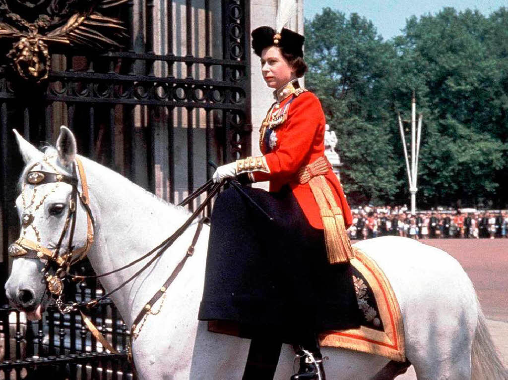 Queen Elizabeth auf ihrem Pferd vor dem Buckingham Palast 1963