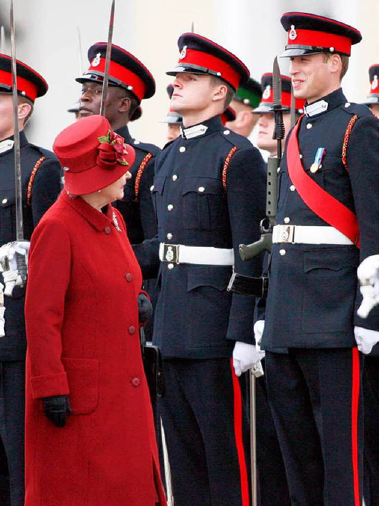 2006: Elizabeth II. inspiziert bei der Sovereign-Parade der Royal Military Academy in Sandhurst die Truppen. Unter ihnen Enkel Prinz William