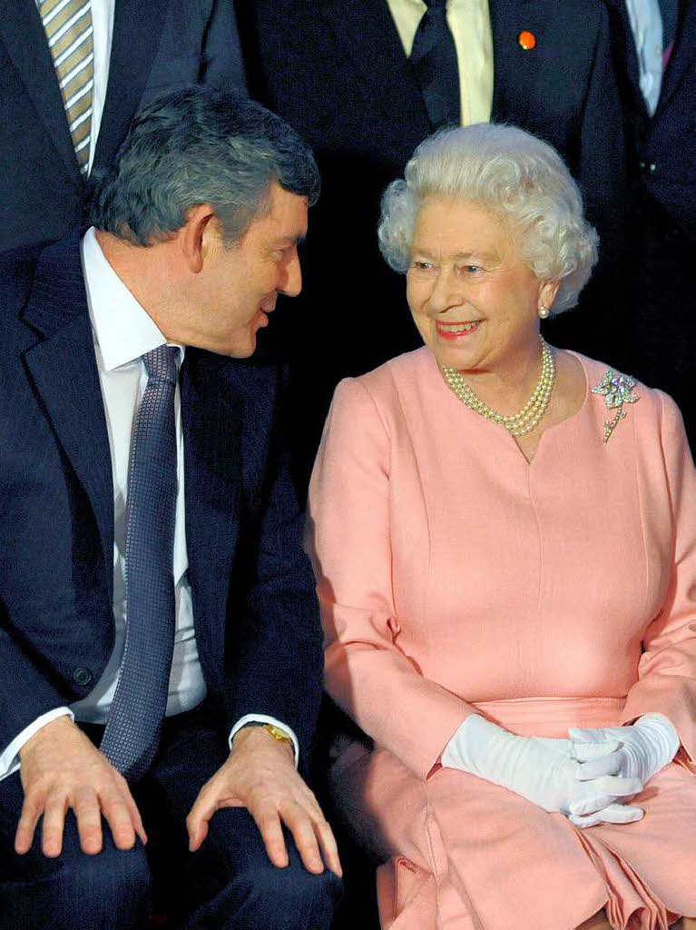 Elizabeth II. mit dem damaligen Premierminister Gordon Brown 2009