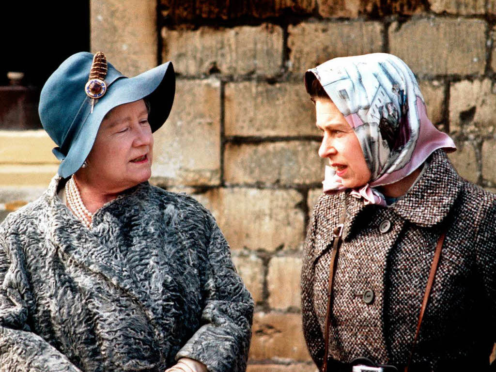Knigin Elizabeth II. (r) mit ihrer Mutter, der ehemaligen Knigin Elizabeth, auch Queen Mum genannt, whrend des Besuchs eines Military-Turniers in Badminton am 14.7.1973