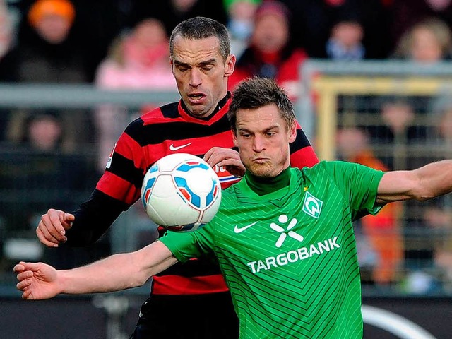 Pavel Krmas hier gegen Bremens Markus Rosenberg  | Foto: dapd
