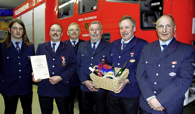 Ehrungen bei der Feuerwehrabteilung Sa...d Schies und Kommandant Bertram Bohn.   | Foto: Roland Vitt