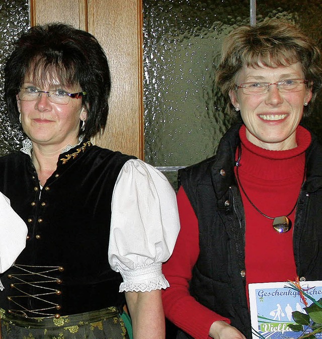 Susi Gwerder und Anita Waldvogel (von ...er bei der Trachtengruppe  Breitnau.    | Foto: Dieter Maurer