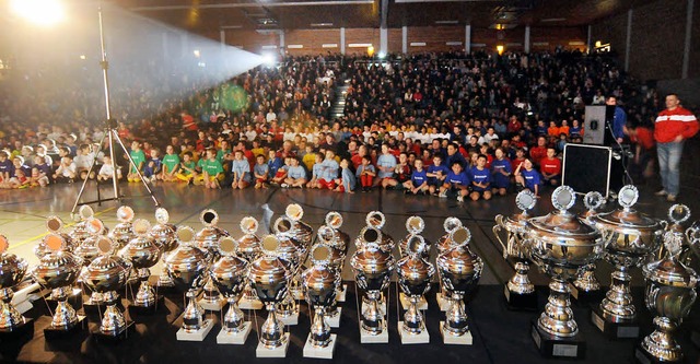 Der Fuballnachwuchs in freudiger Erwa...e warten auf die erfolgreichen Teams.   | Foto: Wolfgang Knstle