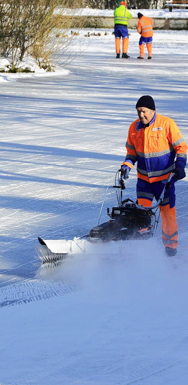 Die Mnner vom Bauhof richten den Eisweiher her.   | Foto: P. Stellmach