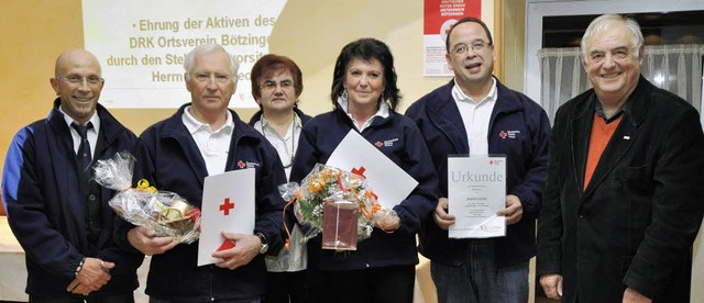 Als langjhrige Mitglieder des DRK-Ort... und  Lothar Fleck vom Kreisvorstand.   | Foto: julius steckmeister