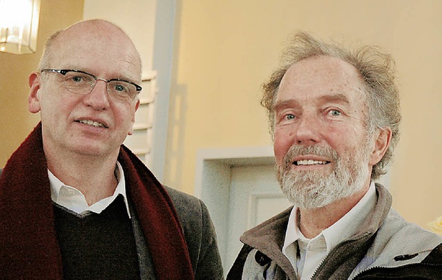 Pfarrer Martin Abraham und  Rolf Keli...emeindeversammlung in der Stadtkirche.  | Foto: Britta Wieschenkmper