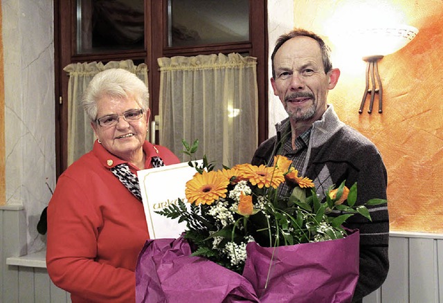 Ernst Jost ehrte Erika Thoma fr 40 Jahre Mitgliedschaft bei den Naturfreunden.  | Foto: Monika Weber