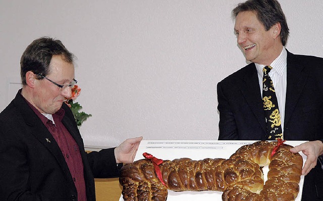 Peter Haselwander (rechts) bergibt ei...Schlssel an Pfarrer Jrg Lichtenberg.  | Foto: CHristiane sahli