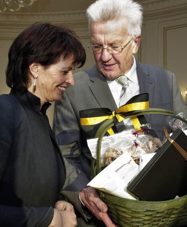 Ein freundlich gemeinter Korb: Ministe...erreicht Doris Leuthard ein Prsent.    | Foto: DPA