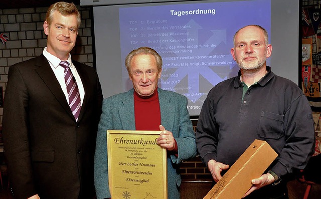 Lothar Neumann (Mitte) wurde von der  ...rgermeister Oliver Rein gratulierten.  | Foto: kai kricheldorff