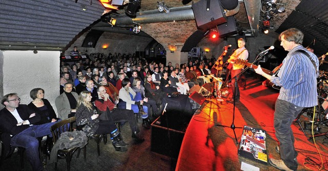 Noch schaut Baubrgermeister Martin Ha...&#8222;Dieser Wunderbaren Band&#8220;.  | Foto: Michael Bamberger