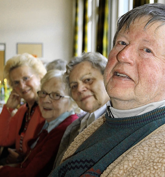Beim Seniorennachmittag lachten die Be...ten Rezepte gegen die Einsamkeit aus.   | Foto: C. Liebwein