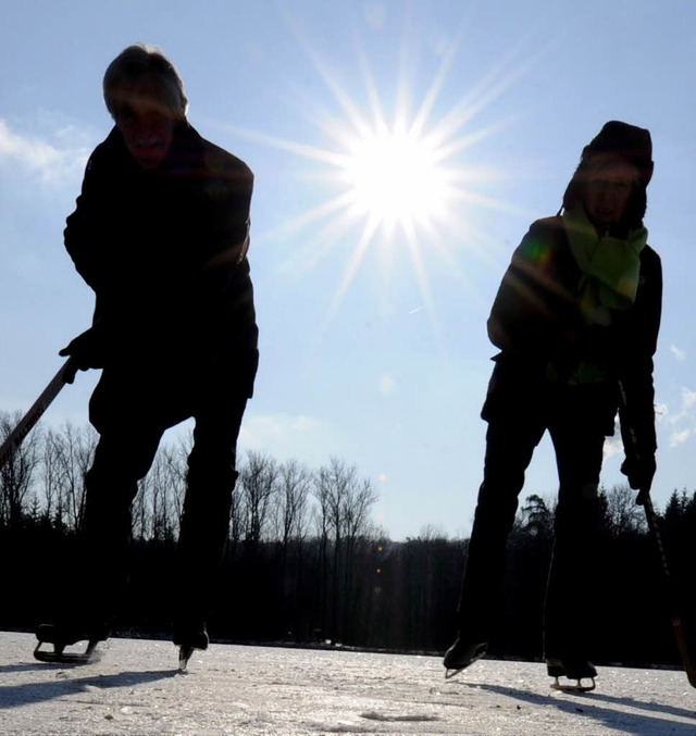 Seltenes Vergngen: Eine Runde auf der Eiswiese.   | Foto: DPA