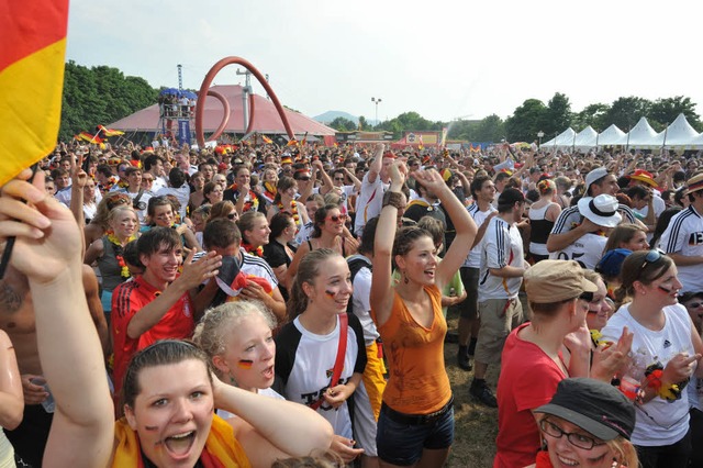 Begeisterte Fuballfans im Eschholzpar...uen. Das gibt es 2012 zum letzten Mal.  | Foto: Rita Eggstein