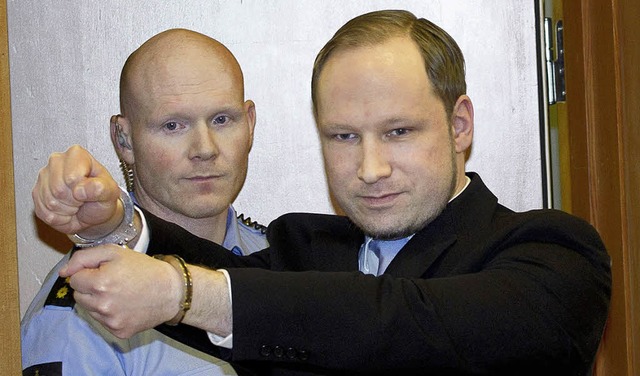 Breivik  in  Handschellen, neben ihm ein Polizist  | Foto: afp