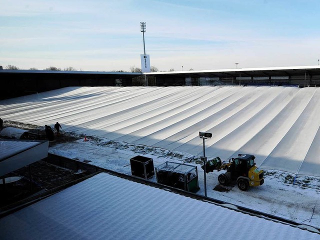 Seit einer Woche schtzt ein Zelt den ...Holstein-Stadion vor Schnee und Eis.    | Foto: dpa