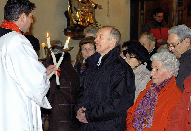 Pfarrer Thorsten Becker erteilt den Blasius-Segen.   | Foto: Jrgen Schweizer