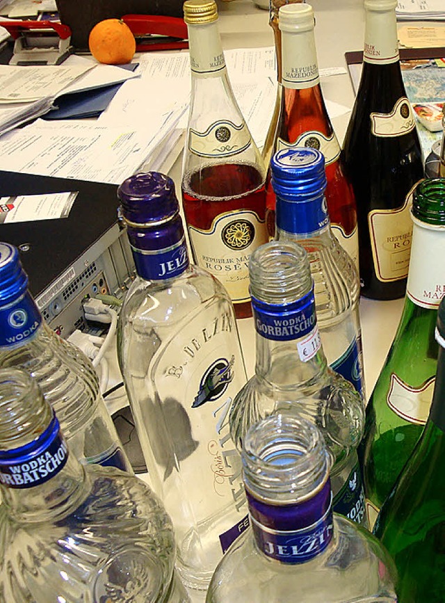 Nur ein Bruchteil der konfiszierten Flaschen.   | Foto: Polizei