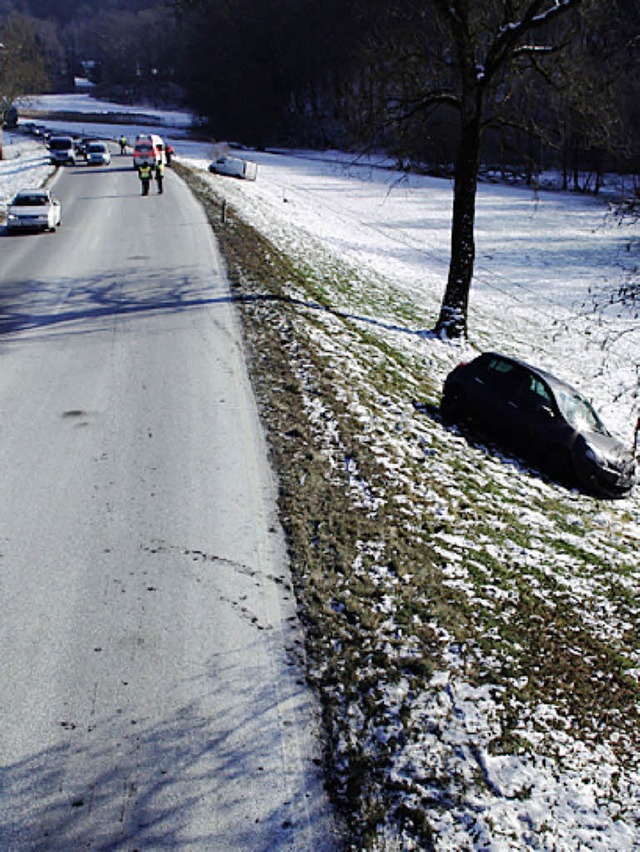 Aus noch ungeklrter Ursache geriet ein Auto auf der B 317 in den Gegenverkehr.   | Foto: polizei