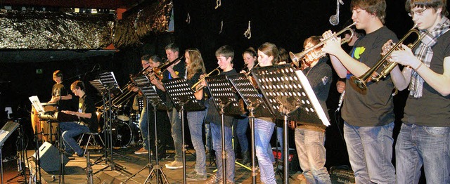Die MCG-Big-Band bei ihrem Auftritt au...Foyer des Kirchzartener  Schulzentrums  | Foto: Charlotte Schmid