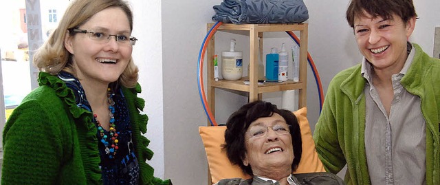 Anja Plettenberg (rechts)  hat in Brei...Behandlungen mit  Fu-Reflex-Massagen.  | Foto: hans-jochen voigt