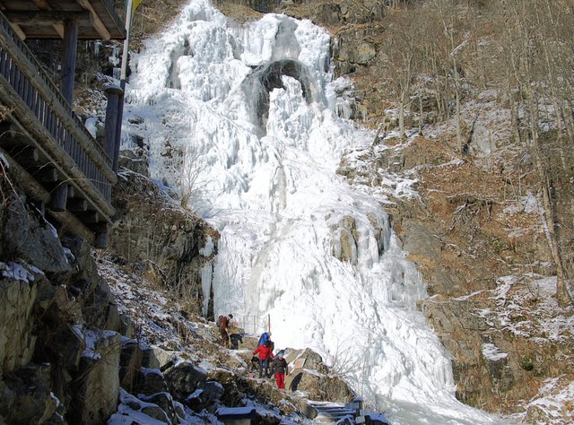 Naturschauspiel: Der Wasserfall in Todtnauberg ist starrgefroren.   | Foto: Ulrike Jger