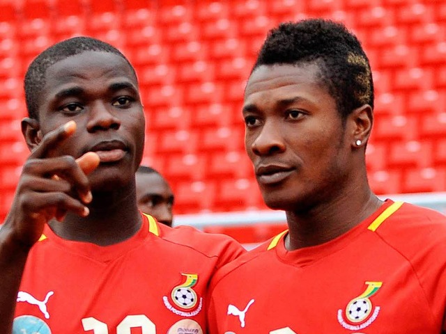 Jonathan Mensah (links) und Asamoah Gy...n Sambia im Halbfinale des Afrika Cup.  | Foto: AFP