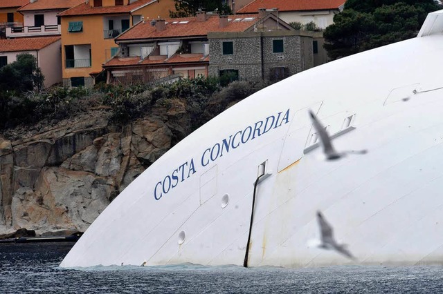 Liegt immer noch vor der Insel Giglio:...ckte Kreuzfahrtschiff Costa Concordia.  | Foto: dpa