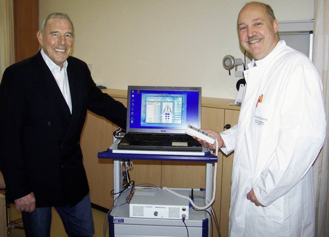 Chefarzt Werner Lindemann (rechts) und... vom Freundeskreis finanzierte Gert.   | Foto: Klinikum