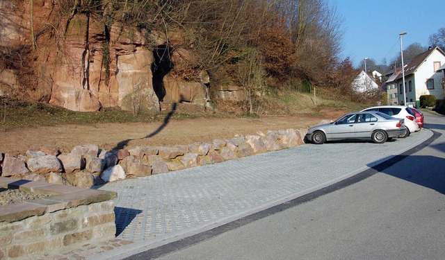 Die Parkpltze  in unmittelbarer Nhe ...hrer Natursteinmauer der Umgebung an.   | Foto: Wolfgang Beck