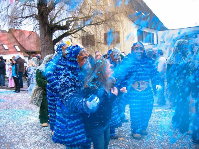 Blaue Dusche beim Eschbacher Umzug &#8...war nicht nur den beteiligten Narren.   | Foto: Ingeborg grziwa