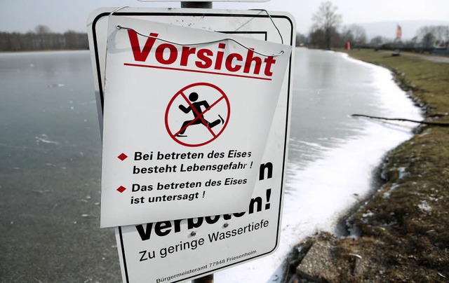 Das Eis auf dem Schutterner Baggersee lockt, birgt aber auch Gefahren.   | Foto: Christoph Breithaupt