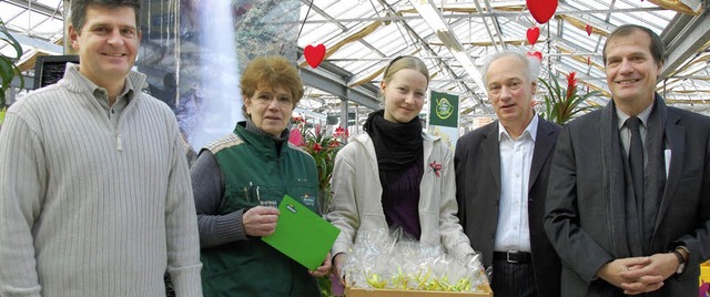 Thomas Schwarze (links), Klaus Eberhar...ehner mit Naturseifen fr die Spende.   | Foto: Frey