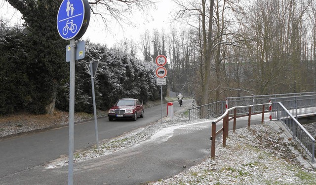 Der Rote-Bruck-Weg ist in Efringen-Kir...oder ins Gewerbegebiet genutzter Weg.   | Foto: langelott