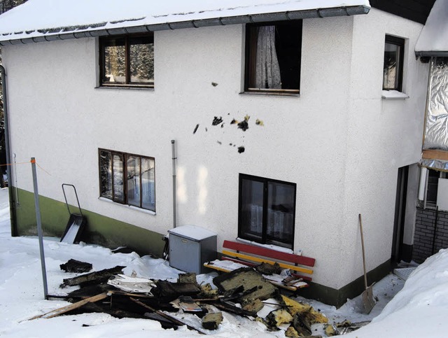 Die Reste der Wand in dem Haus am Wies... sich ein Schmorbrand gebildet hatte.   | Foto: kamera 24