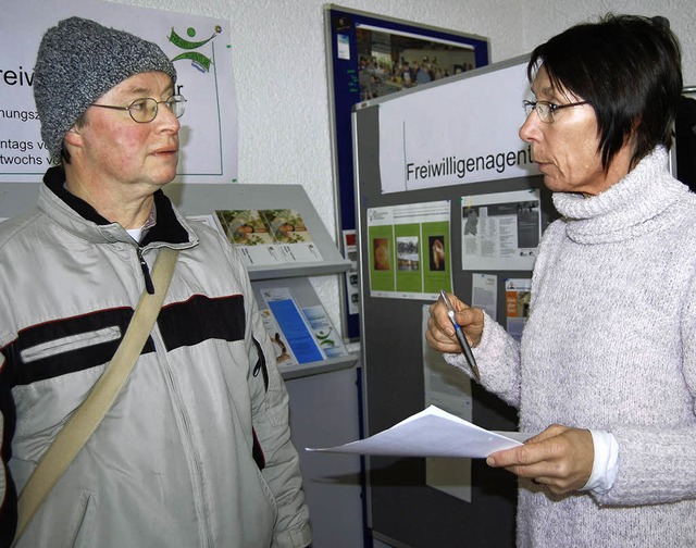 Brigitte Rost im Gesprch mit einem Ku...r soziale Aufgaben engagieren mchte.   | Foto: Danielle Hirschberger