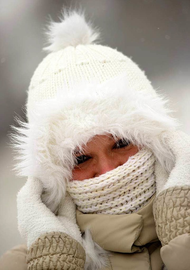 Drauen im Moment Pflicht &#8211; in d...ung nicht ntig: Winterfeste Kleidung.  | Foto: dpa