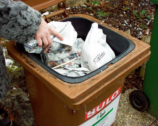 Zeitungspapier verhindert, dass Bioabflle in der Tonne festfrieren.  | Foto: Ingo Schneider